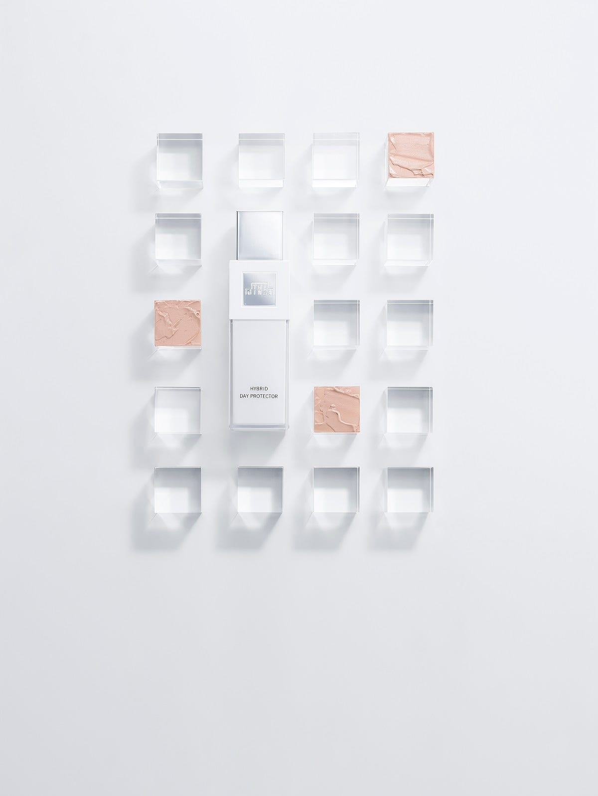 進化した「ザ・ギンザ」の日中用美容液・化粧下地、まずは触ってみて