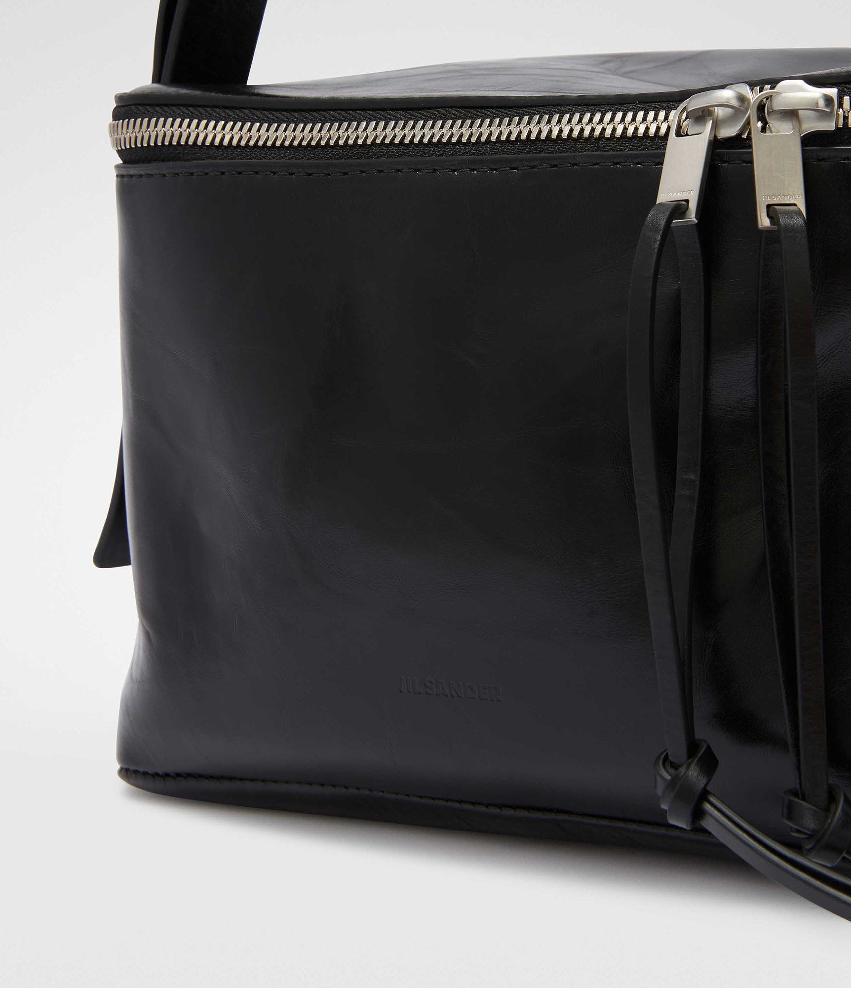2025年春夏】ジル サンダーの黒ショルダーバッグ6選。上質で機能的な