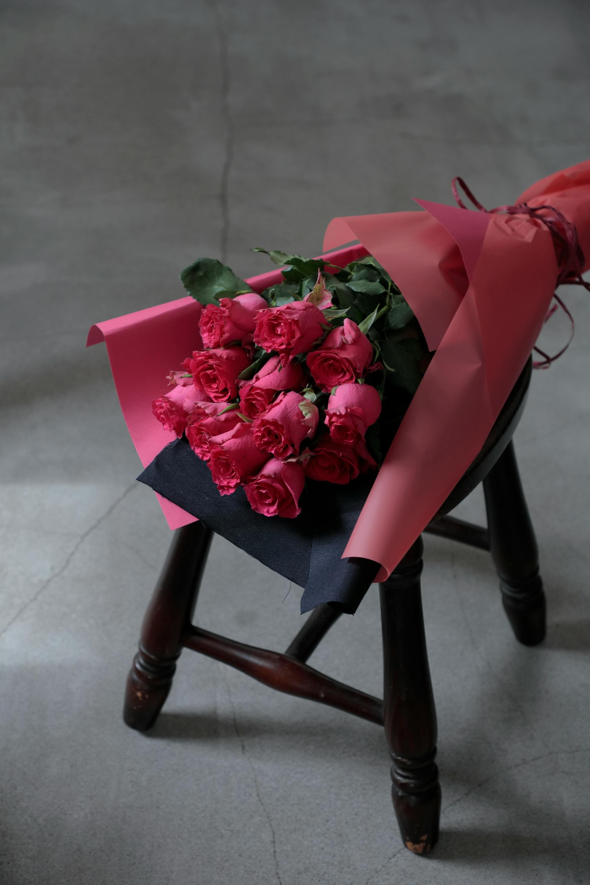 バラ 12本ブーケ ダークピンク | 花束ならHitoHana(ひとはな)