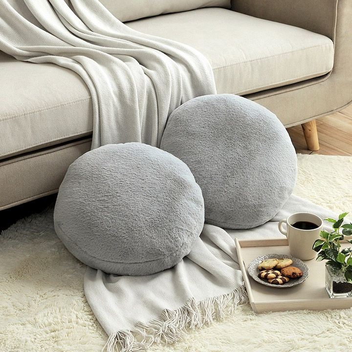 ラビットファータッチでふんわりやわらかな肌触りの円形クッション 約