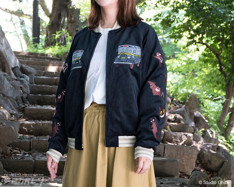 トトロを乗せて走る“疾風ネコバス”を大胆に刺繍した『となりのトトロ