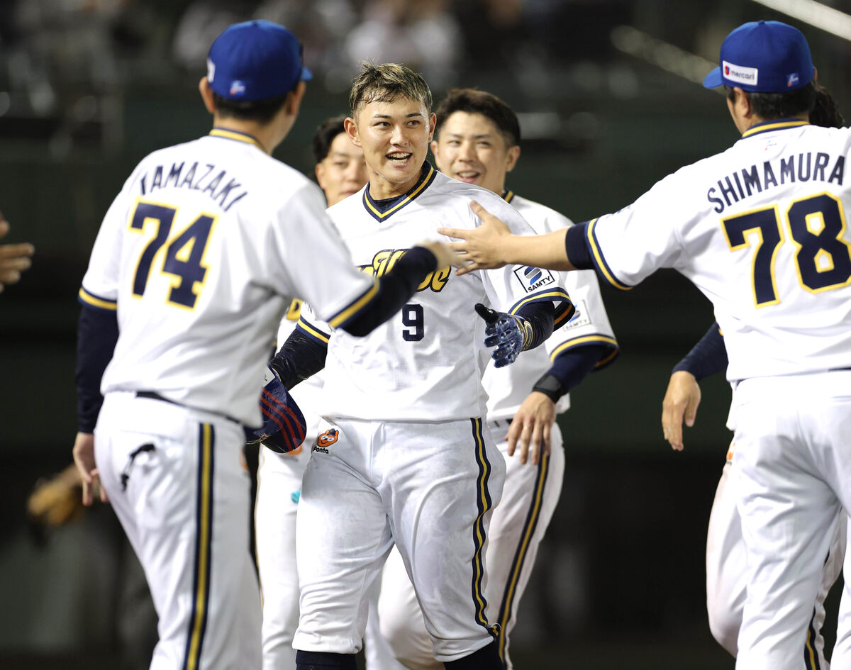 オリックス】野口智哉が自身初のサヨナラ弾！ 岸田監督大興奮「ガム
