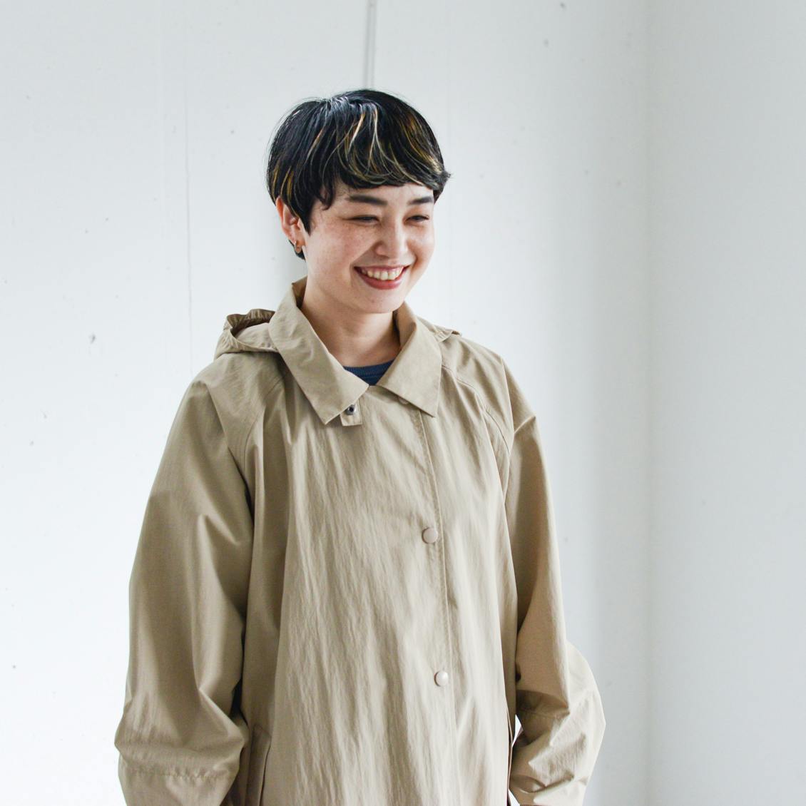 着用レビュー】当店オリジナルのレインコートを、男女3名のスタッフが