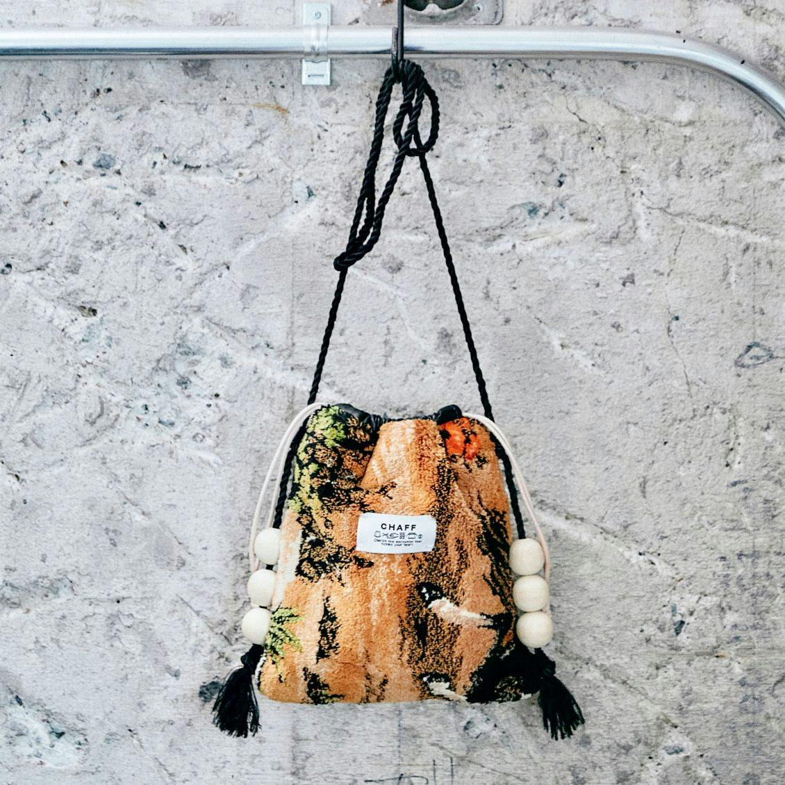 あの人のバッグ】大好きな古着やヴィンテージラグを、身軽なポシェット