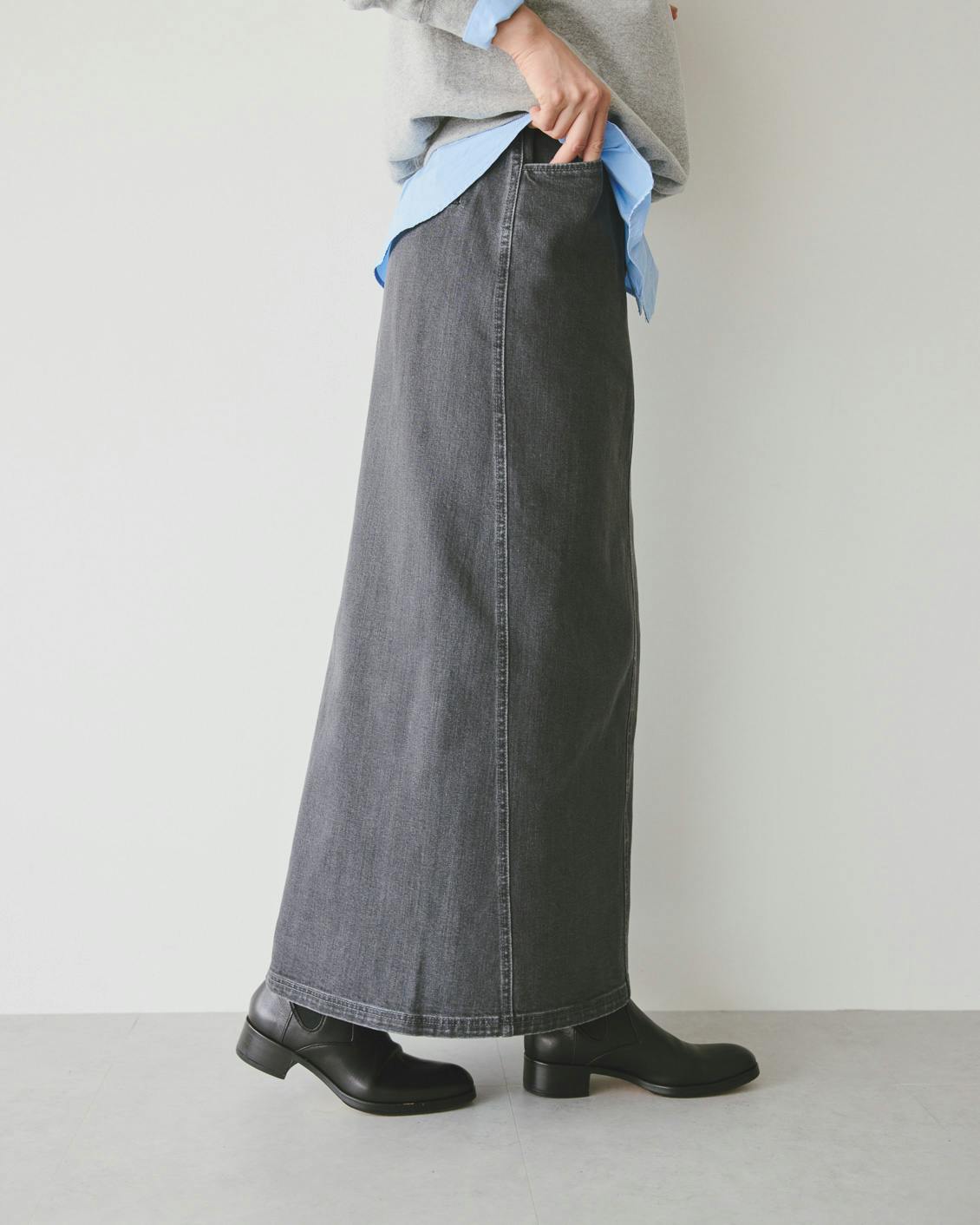 動きやすくて、すっきり見え」デニム素材のナロースカート（グレー