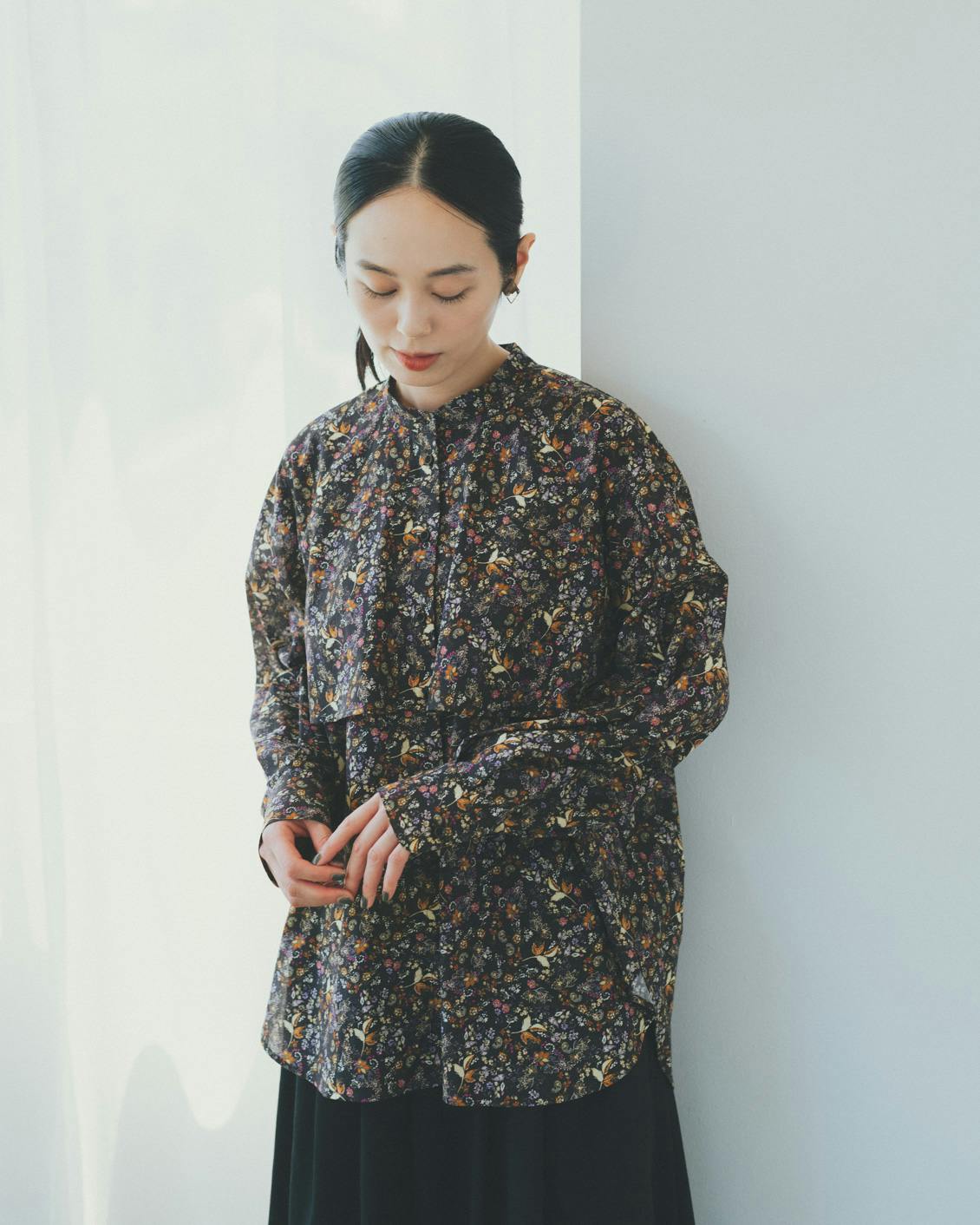 暮らしに、ときめき」大人のための柄ブラウス / ネイビー、ブラウン