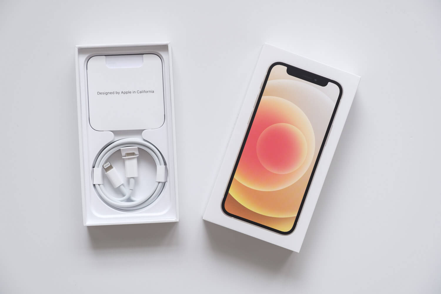 開封レビュー】iPhone 12 miniのホワイトは優しい色合いが魅力！小さく