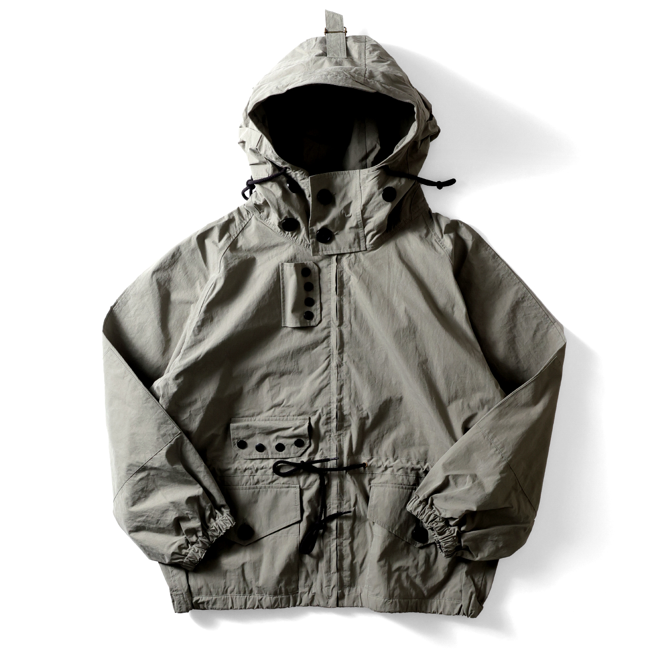 かつて英国王立海軍に採用されていた名作『スモックパーカー』を