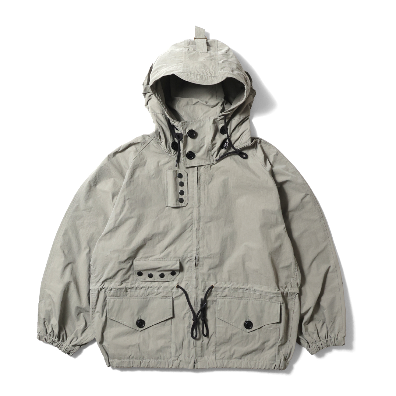 かつて英国王立海軍に採用されていた名作『スモックパーカー』を