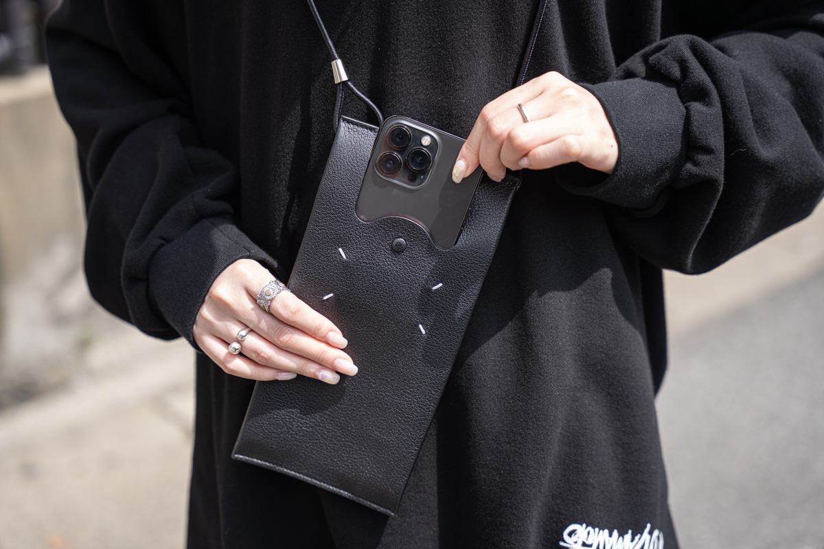 メゾンマルジェラのフォンポーチ | HUES 福岡セレクトショップ