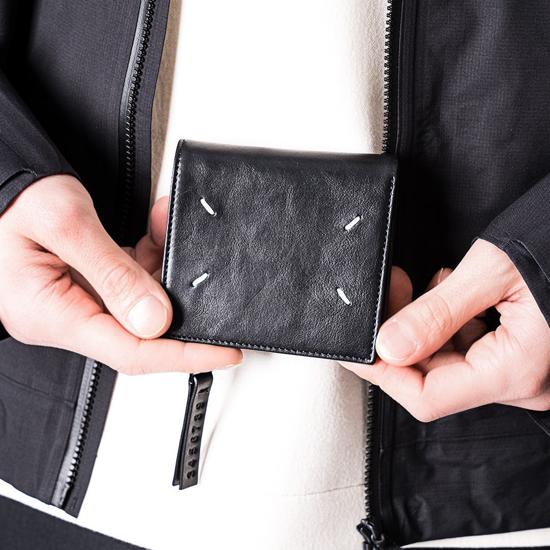 メゾンマルジェラのバイフォールドミニウォレット | HUES 福岡セレクト