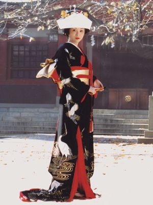 12 件の「アンティーク」のアイデアを今すぐ保存 | 引き振袖、振袖 黒