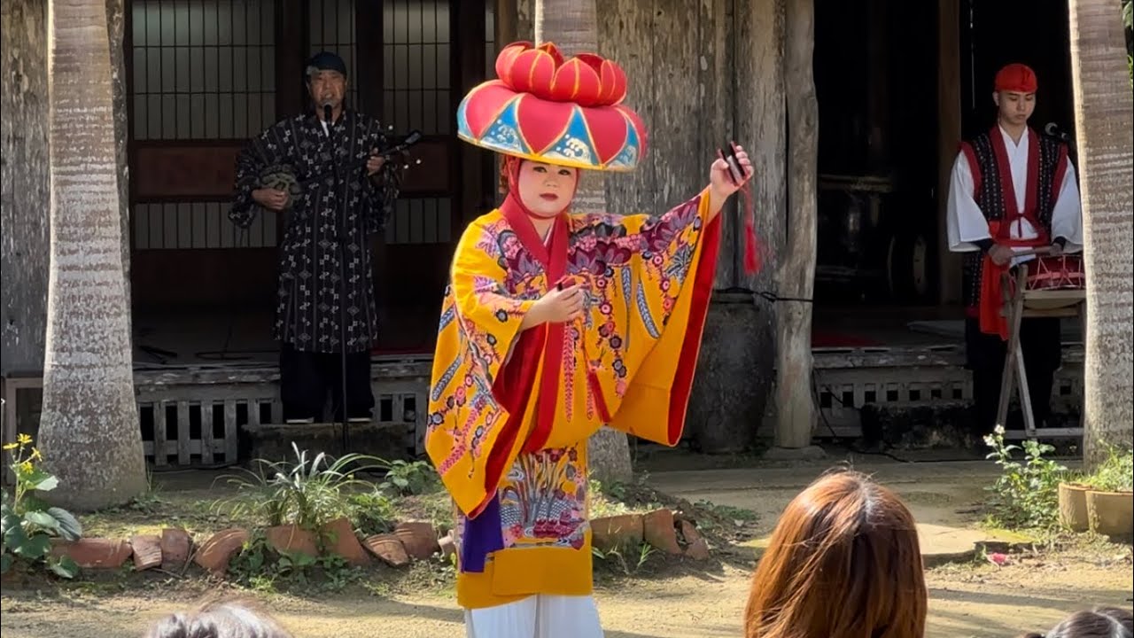 沖縄 琉球村 琉球舞踊 四つ竹 花笠踊り 黄色の紅型 エイサーショー