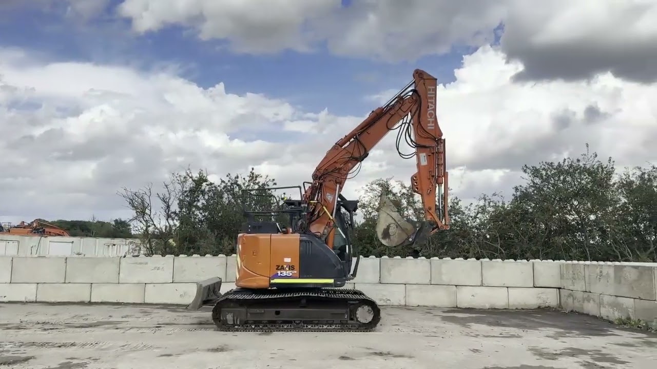 Hitachi ZX135 USBL-6 Demolition spec - YouTube