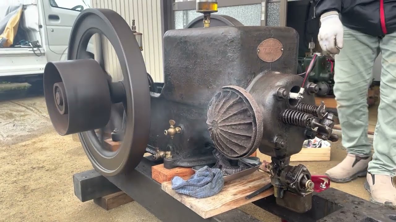サカイ石油発動機 何十年ぶりかの初始動！ - YouTube