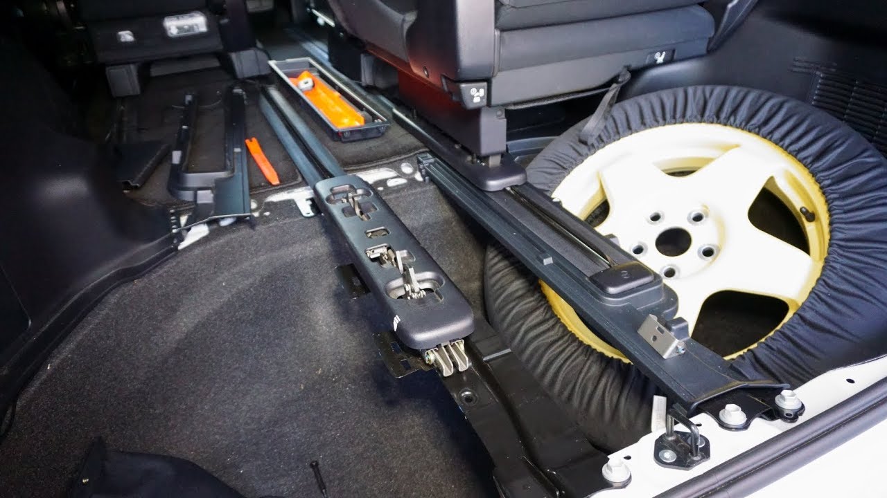 シートレールに残る土台が外せない・・・ 30系 ヴェルファイア - YouTube