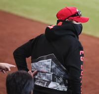 日本ハム 新庄監督オリジナルパーカーを披露「かっこいいでしょ