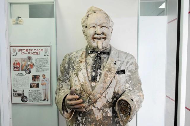 本当にさよなら「カーネル・サンダース像」KFCが人形納め 1985年の