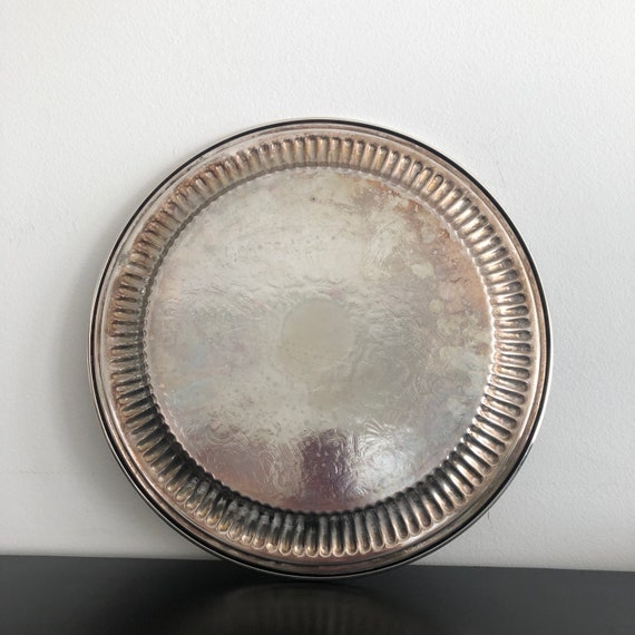 ヴィンテージ シルバー サービングトレイ：丸い彫刻のディテール、リブ