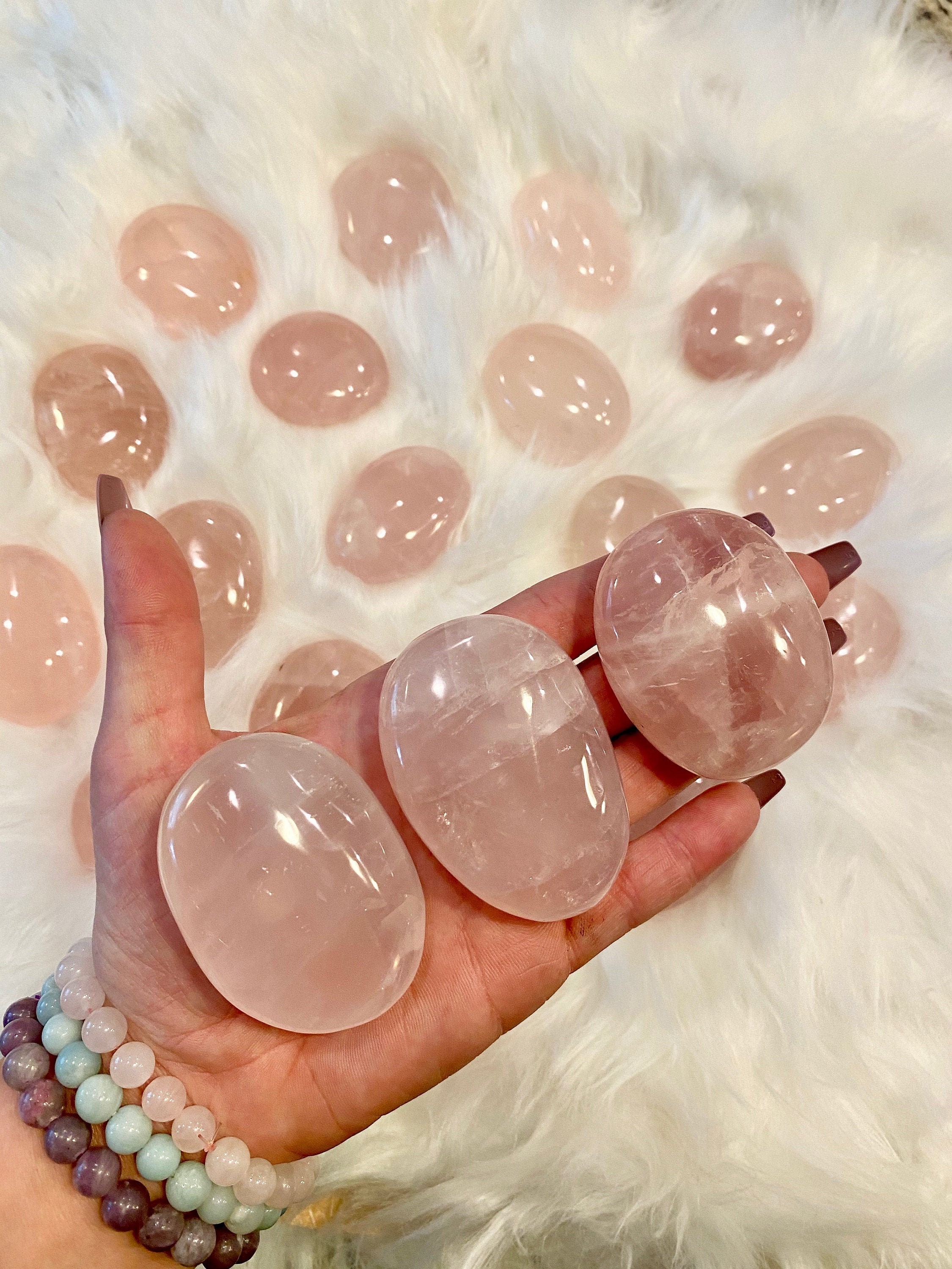 ONEは直感的にマダガスカル産の磨かれたローズクォーツパームストーン