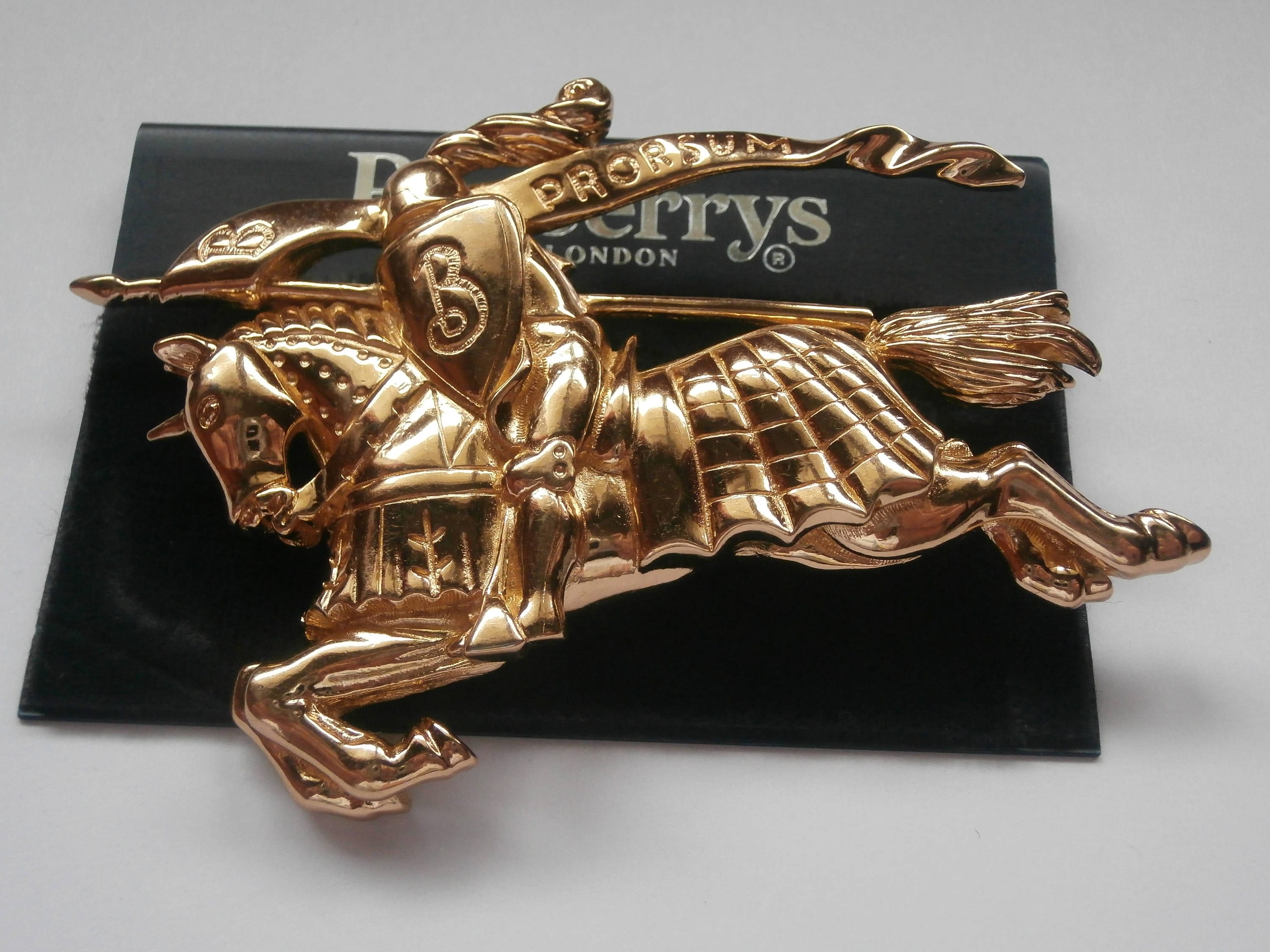 バーバリー・オブ・ロンドン 馬上の騎士 ファーストロゴ ピンブローチ