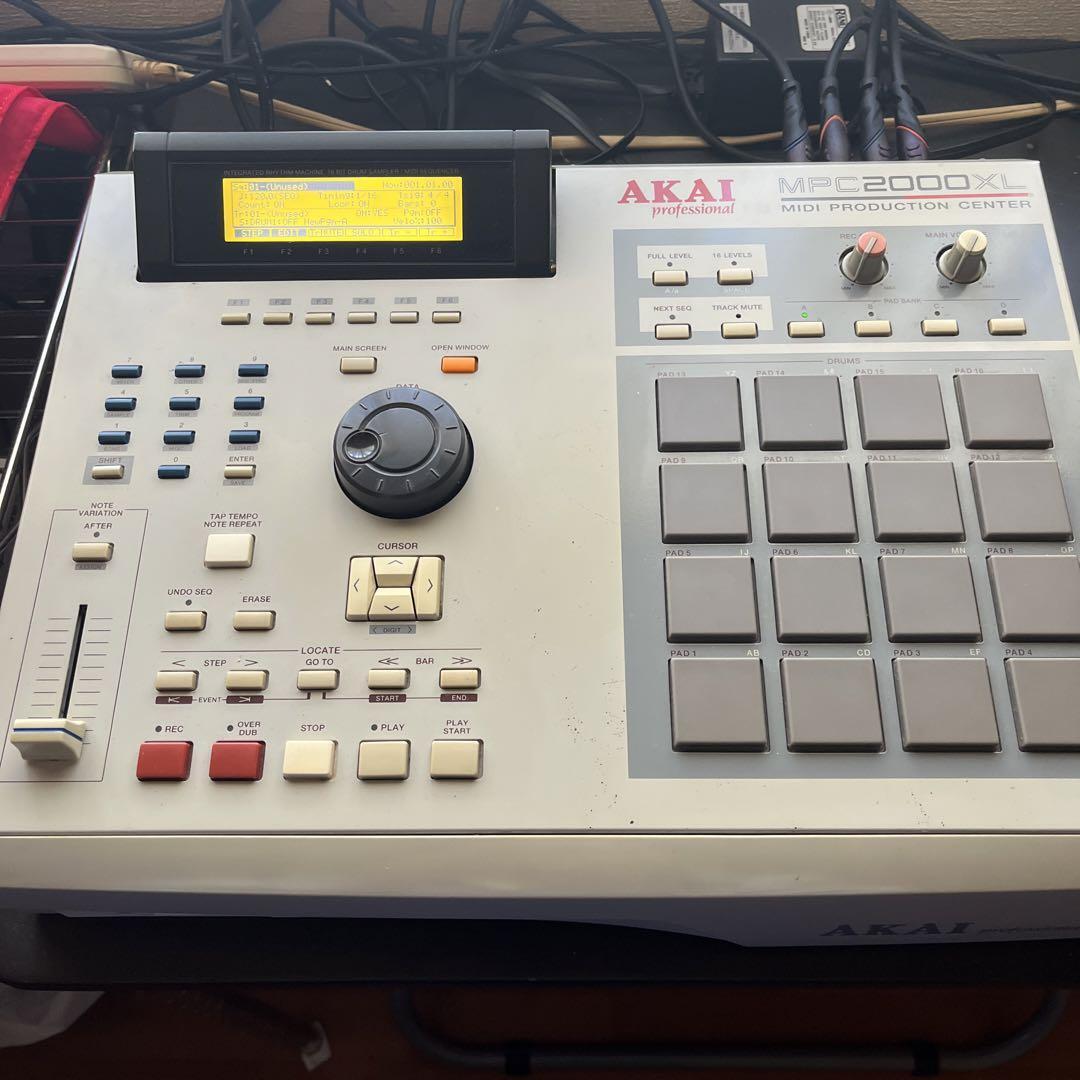 AKAI MPC 2000XL MIDI Production Center Sampler Sequencer Drum