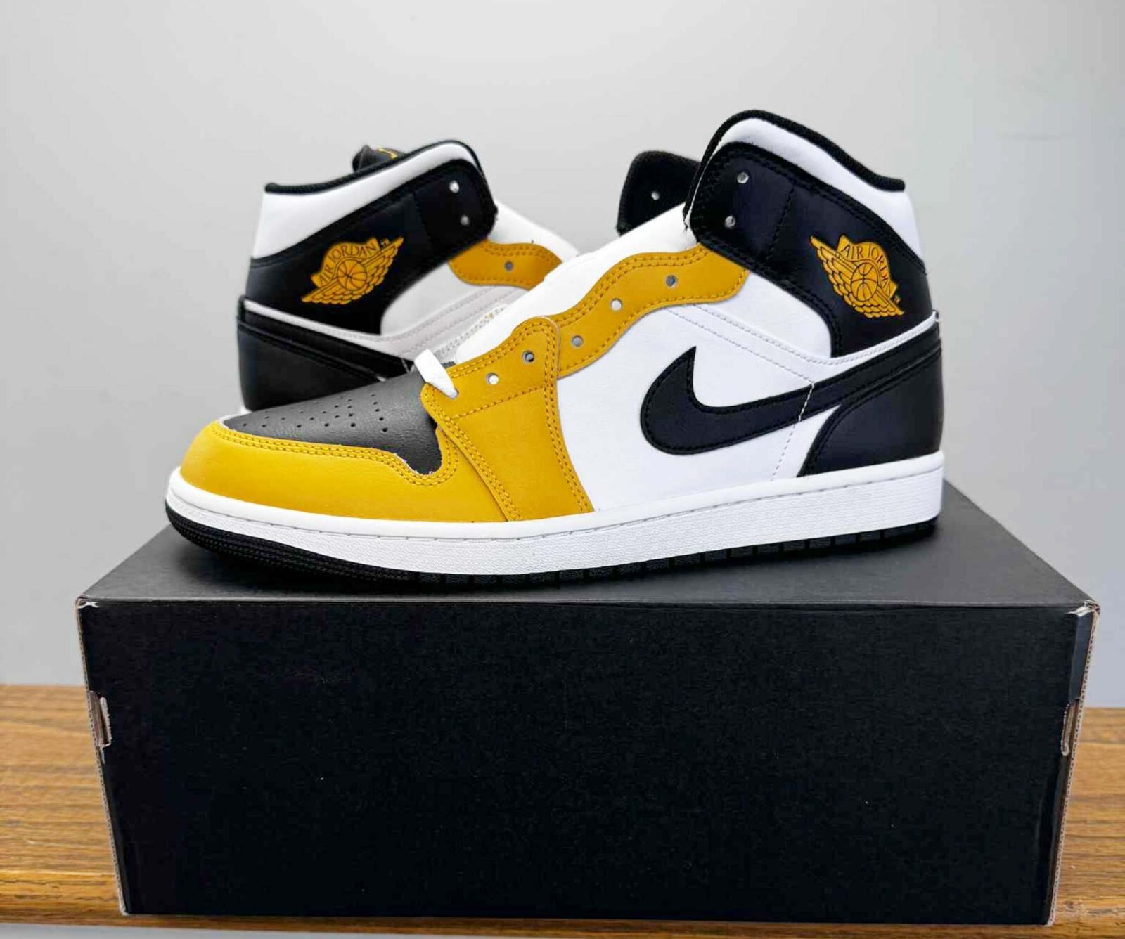 New Nike Air Jordan 1 Mid Mens Size 11 Yellow Ochre Black White