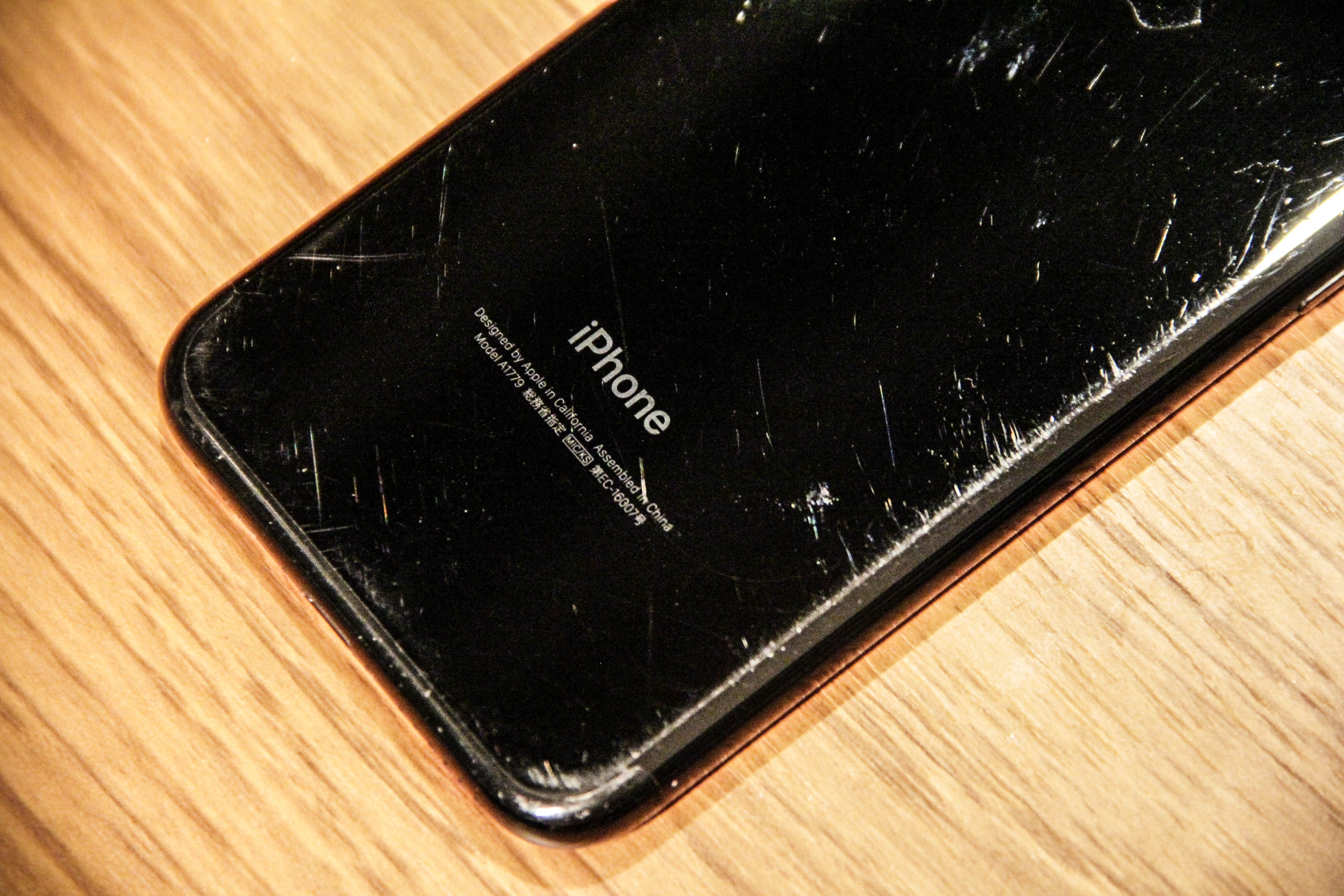 iPhoneが傷だらけになるとかっこいい!ケースなしで裸で使ってみた