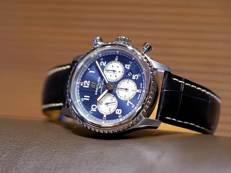 落ち着いたブルー文字盤とレトロなデザインがシックなパイロット