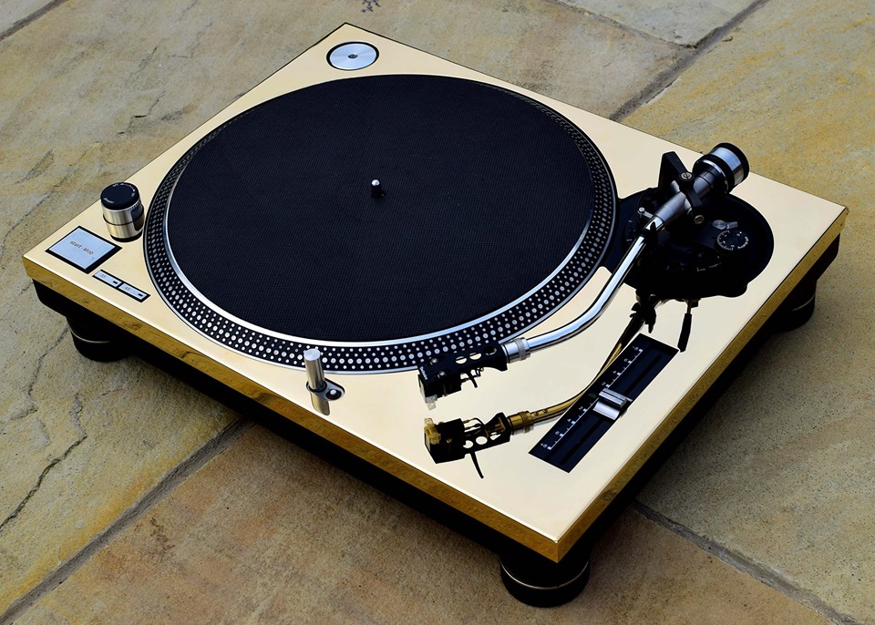 ターンテーブルをドレスアップ。金やクロムの特色もラインナップされた