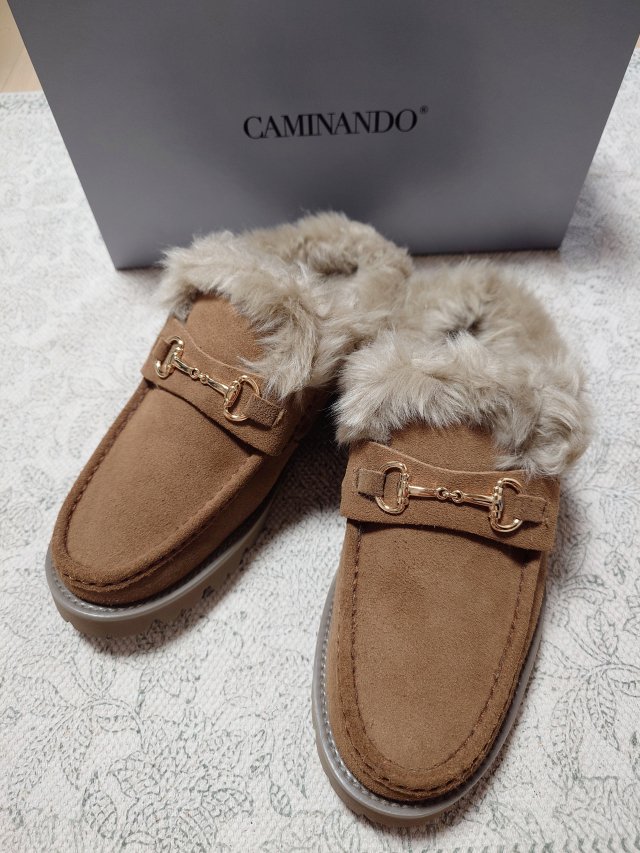 一目惚れした【CAMINANDO/カミナンド】のファースリッポン | Marisol