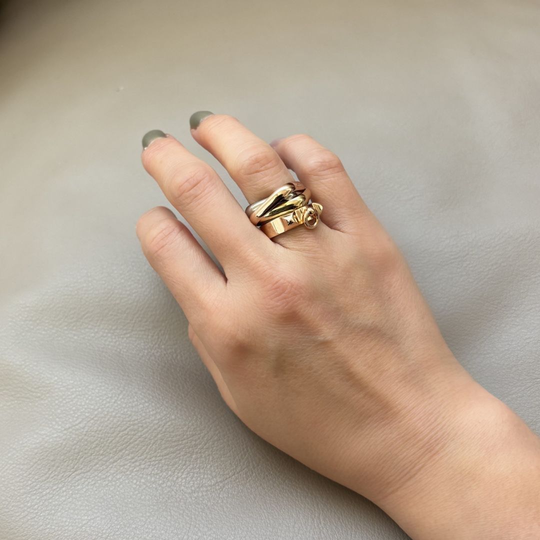 カルティエ新作の四角い「トリニティ」が想像以上に合わせやすい