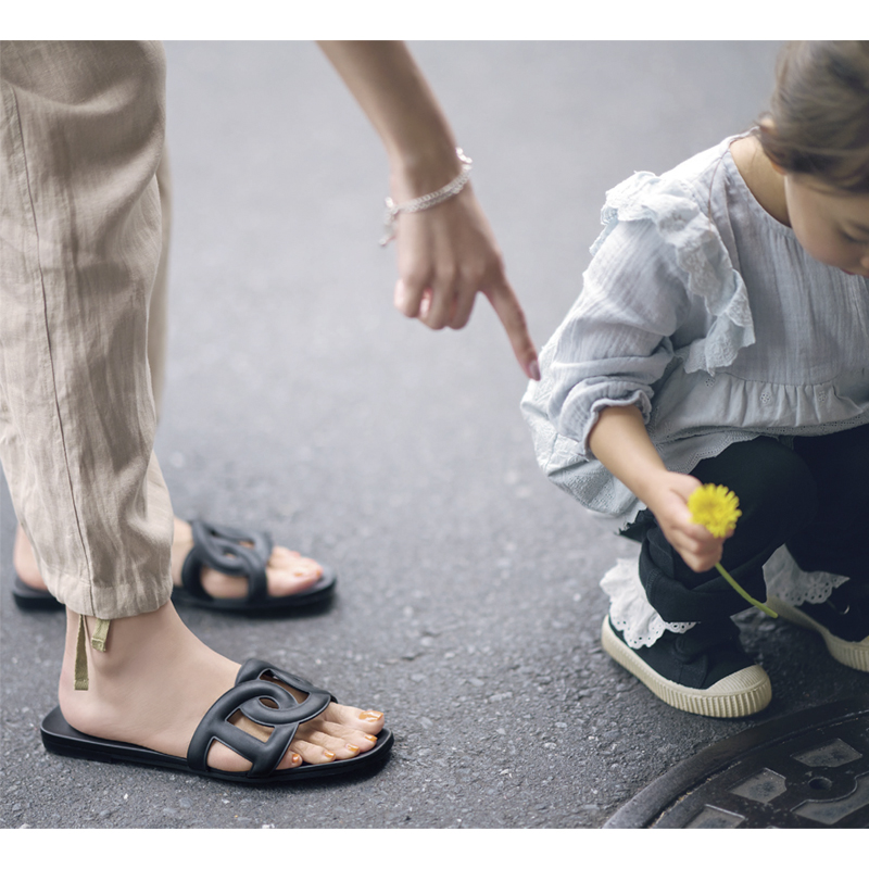 エルメスのサンダル「アロハ」が名品すぎる！普段着の足元も一気に