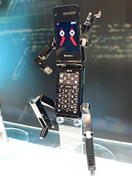 ロボットに変形するケータイ──人工知能も備えた「フォンブレイバー