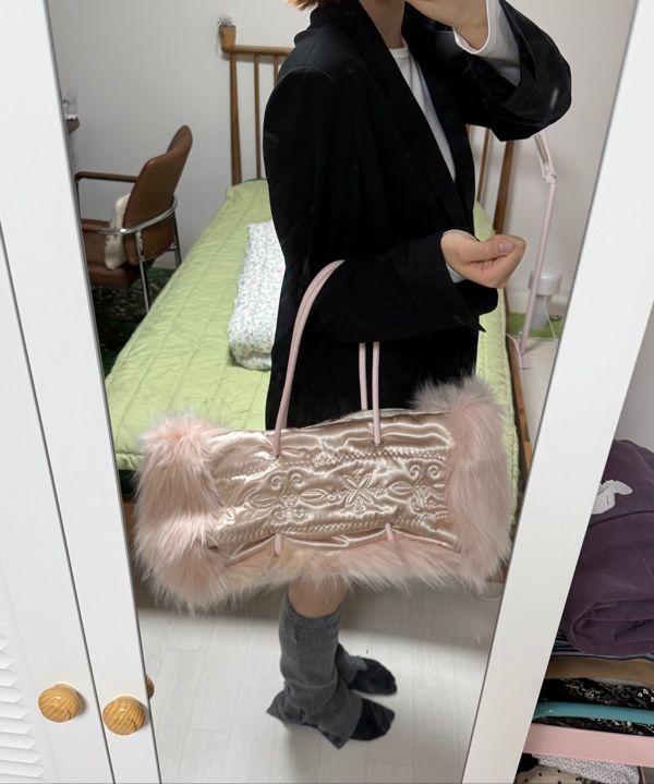 MUSINSA公式 | SCULPTOR Fluffy Slouchy Satin Bag Coral Beige/Pink