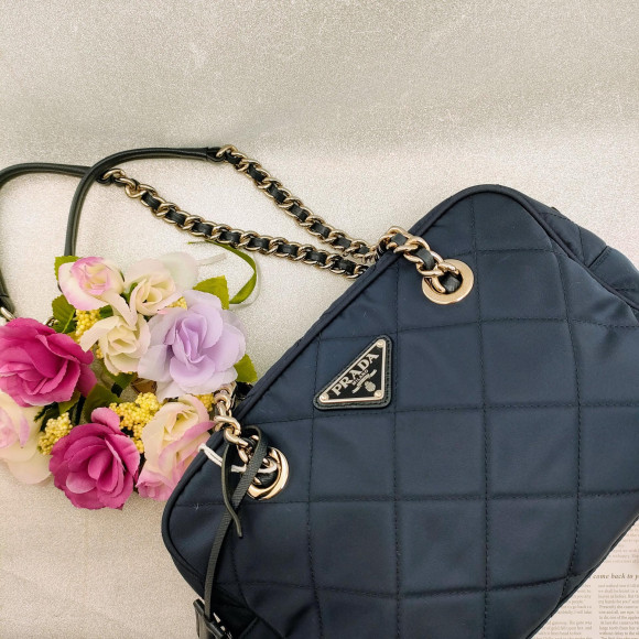 今でも愛され続けているPRADAチェーンショルダーナイロンバック