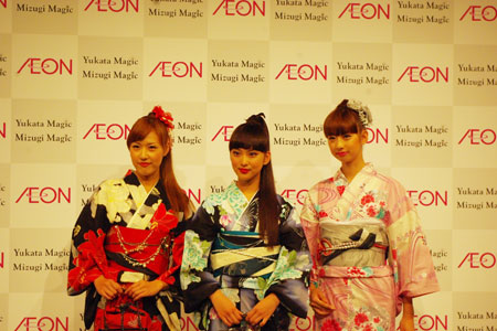 武井咲、新作の浴衣をお披露目。「やっぱり日本人でよかった