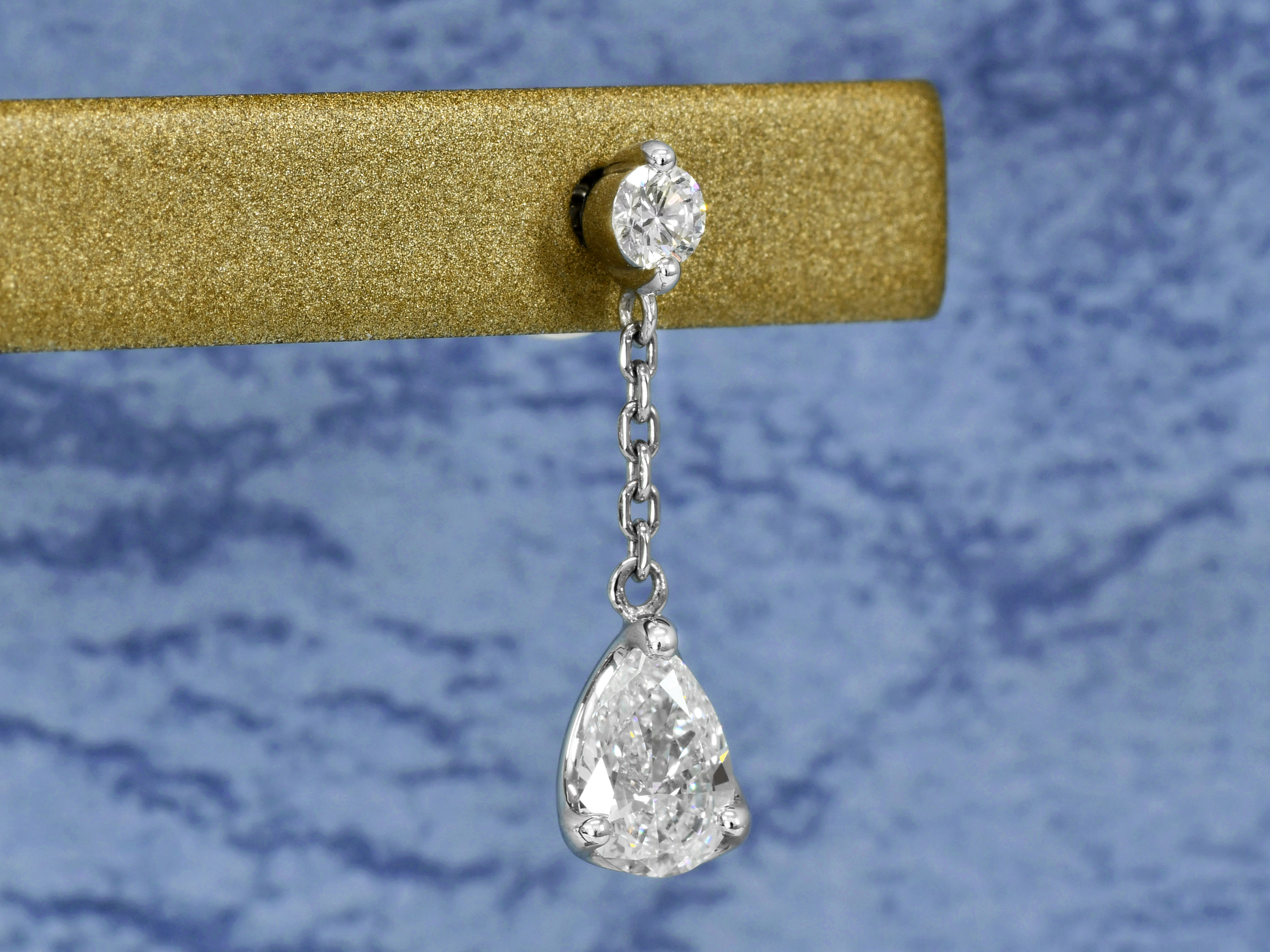 楽天市場】【揺れるペアシェイプピアス】天然ダイヤモンド 0.308ct