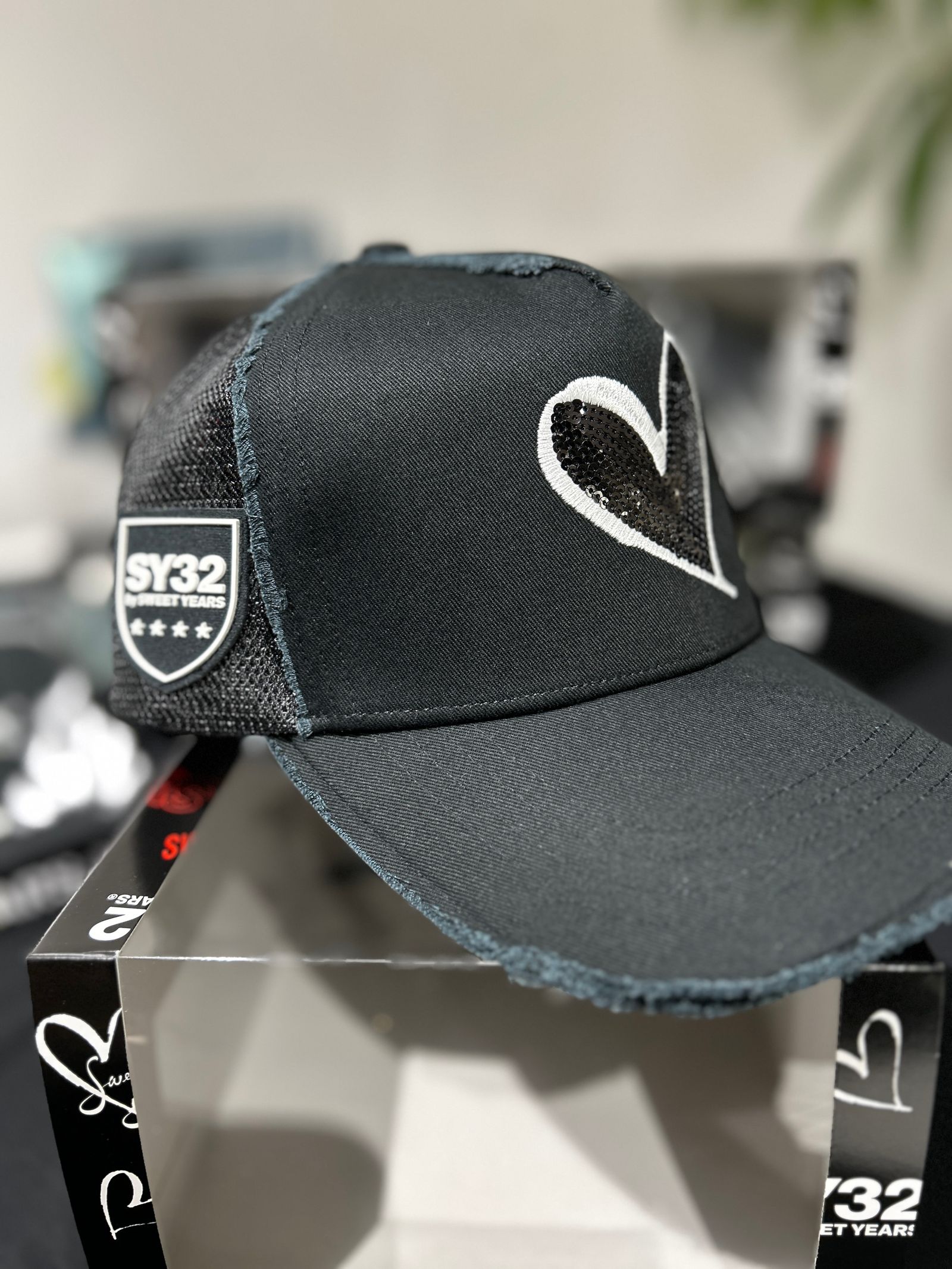 SY32 ×ヨシノリコタケ ハート刺繍 メッシュキャップ 黒 SY32 by SWEET