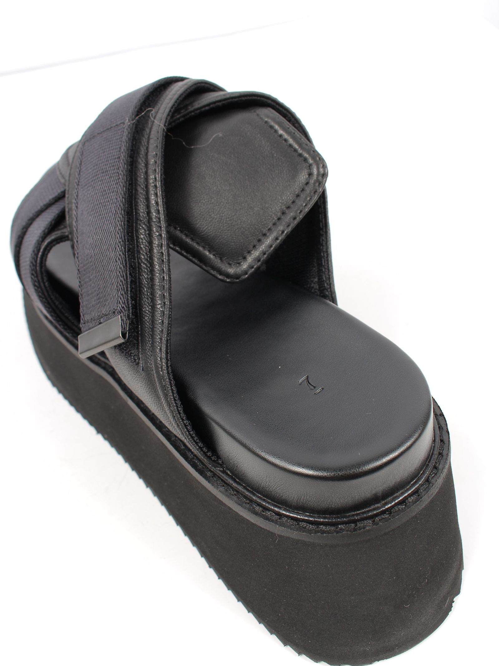 JULIUS - 【24AW】ベルクロ レザー ヒール サンダル / COATED GOAT