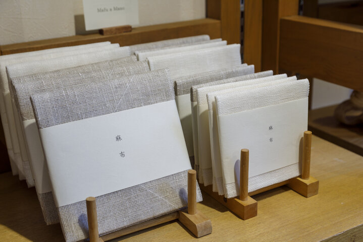 奈良晒の老舗が営む「麻布おかい」へ。麻織物の魅力を活かした「Mafu a