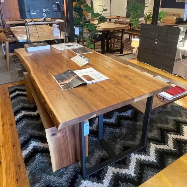 ダイニングテーブル 天板 ウォールナット 耳付き 7枚接ぎの重厚な