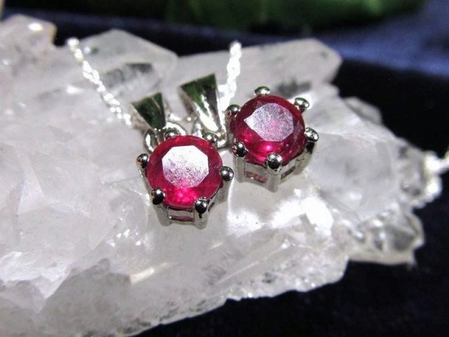 極上5A ルビー ペンダントトップ ラウンドカット型 石サイズ約5mm 1個