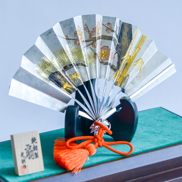 送料無料】 銀製 扇子 松竹梅 D 7.0号・68g ガラスケース付き / 光則