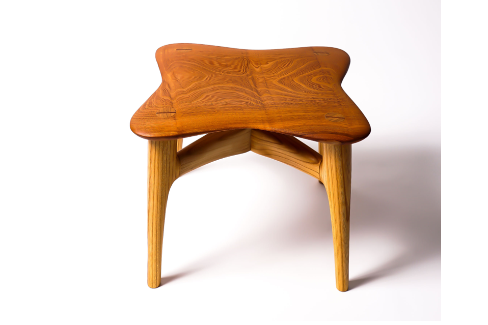 ケヤキの木のスツール。木製家具でも一枚板はあまりありません。