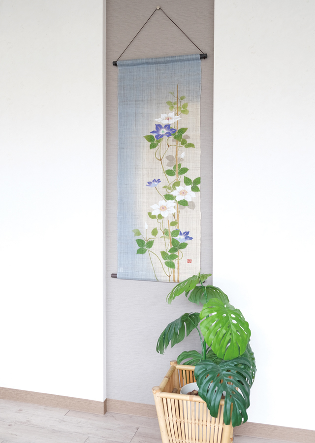 手染め麻タペストリー「紫白鉄仙」 [京都洛柿庵オンラインショップ]