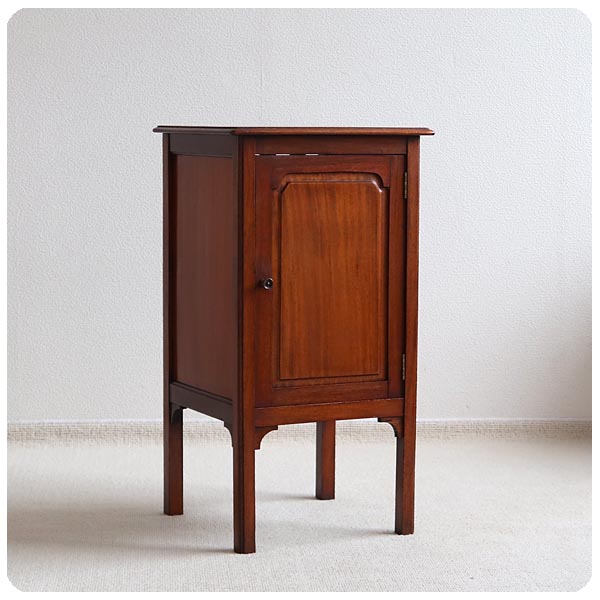 イギリス アンティーク ベッドサイドキャビネット/カップボード/収納