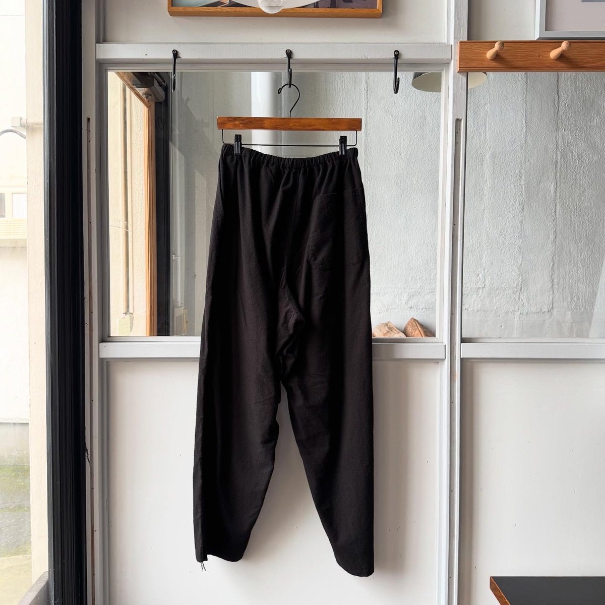 COMOLI コットンネル テーパードパンツ | Less Higashikawa