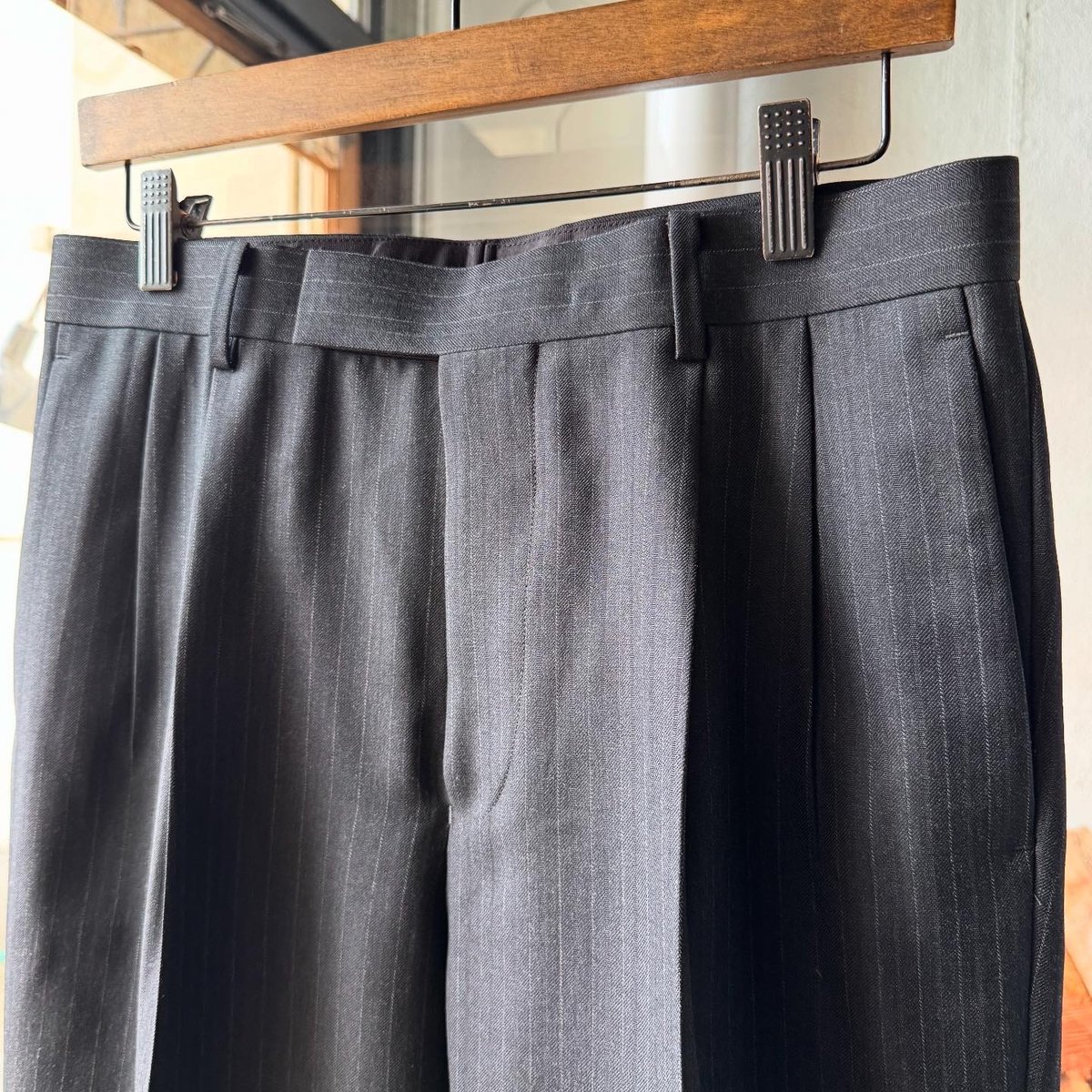 AURALEE BLUEFACED WOOL TWO-TUCK SLACKS | Less