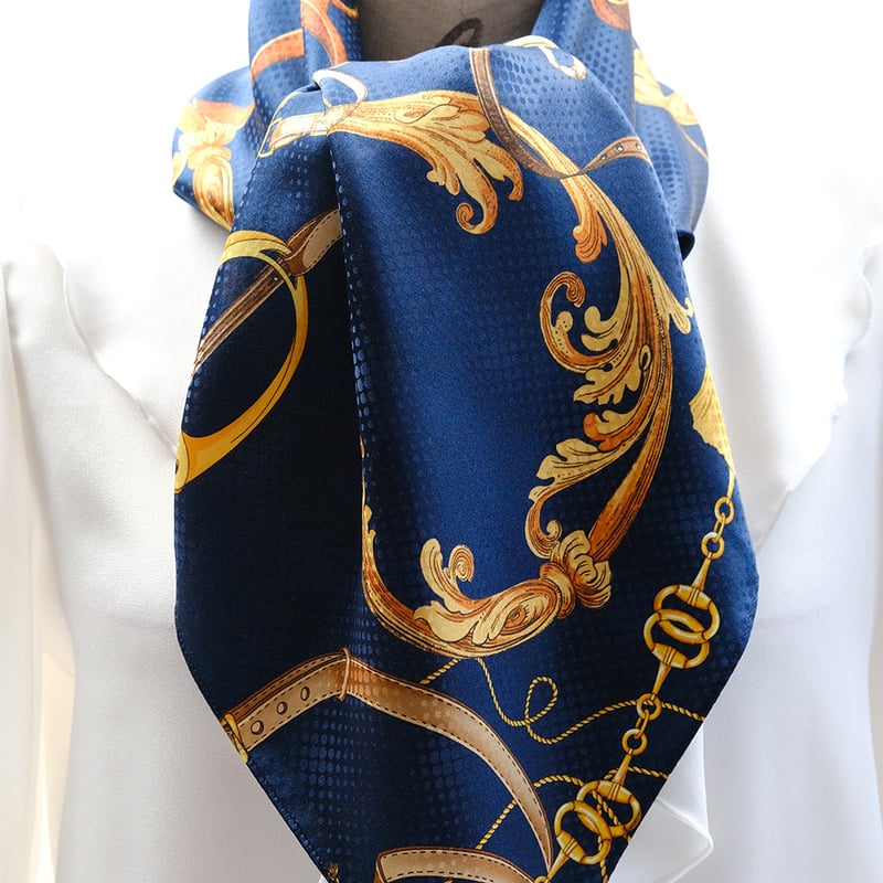 イタリア製シルク100% 濃紺にゴールドアクセサリー柄の大判スカーフ